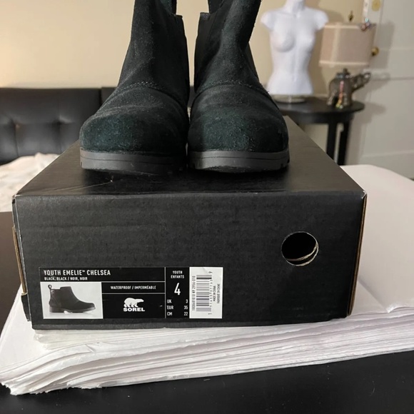 Guc, Girl’s black Sorel Chelsea boots w/box, size 4y - Picture 4 of 5